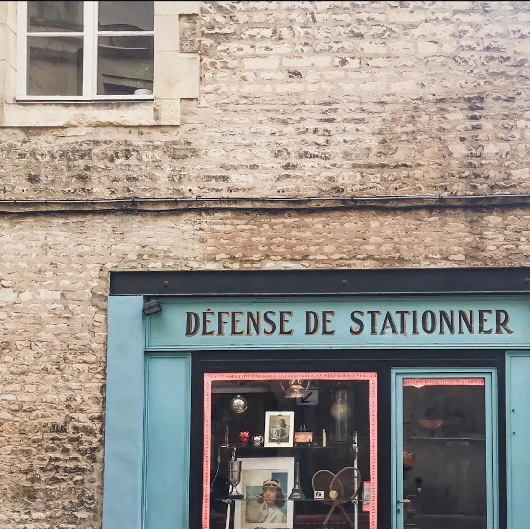 MAGASIN D'ANTIQUITES