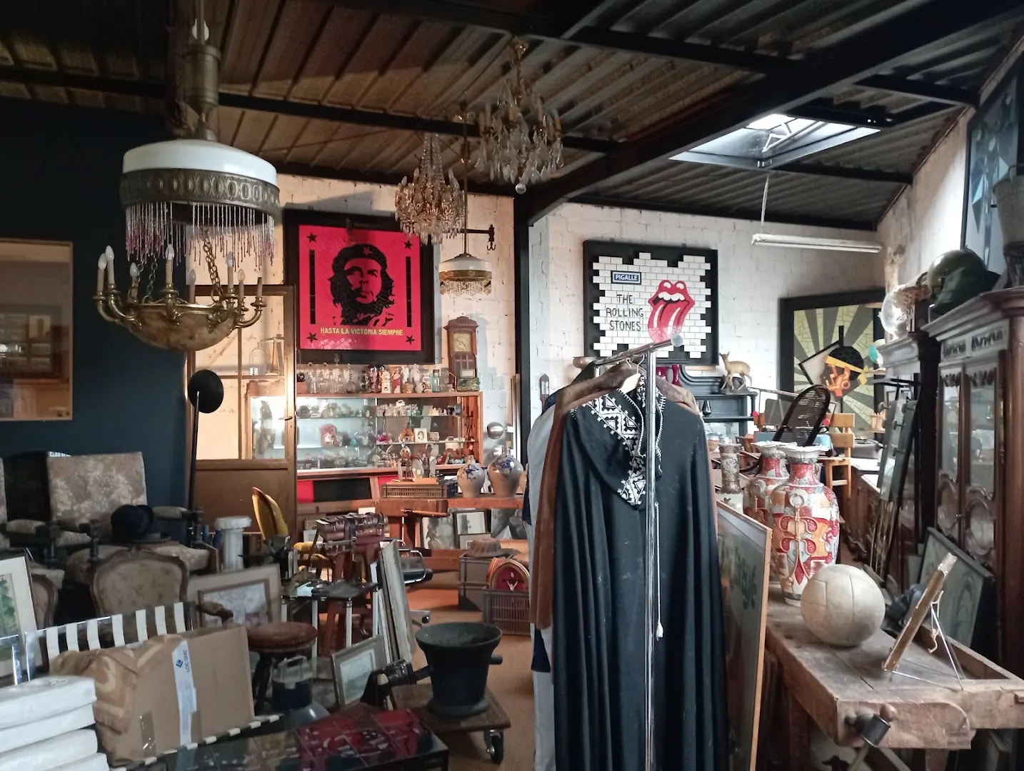 ANTIQUAIRE. Antiquités brocante débarras ch Pion