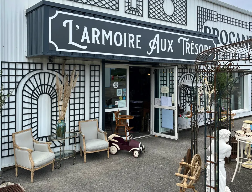 >> L'armoire aux tresors << antiquite brocante Maupilier