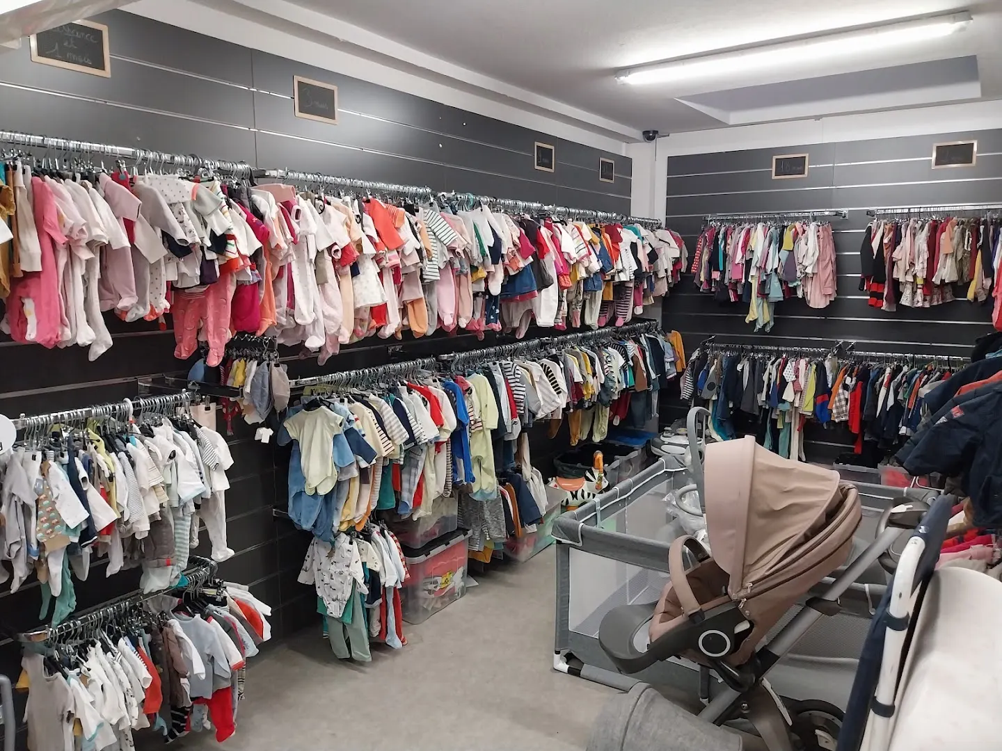 Occasion puericulture vêtements et jouets