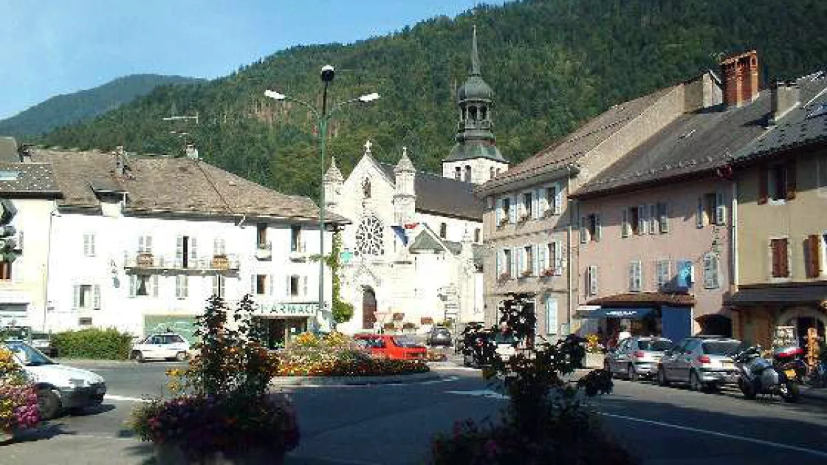 Vue de Thones